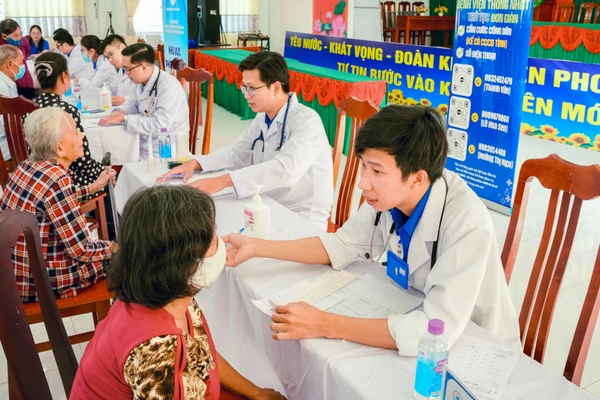 Bác sĩ Bệnh viện Thống Nhất khám sức khỏe người cao tuổi tại tỉnh Vĩnh Long. (Ảnh: Bệnh viện cung cấp)