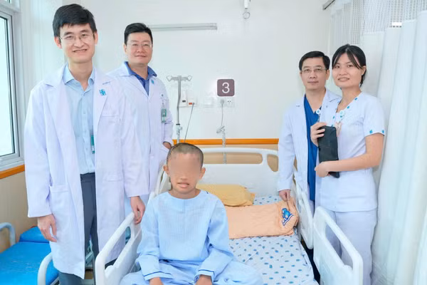 Ê-kíp điều trị và bệnh nhi sau ca phẫu thuật. 