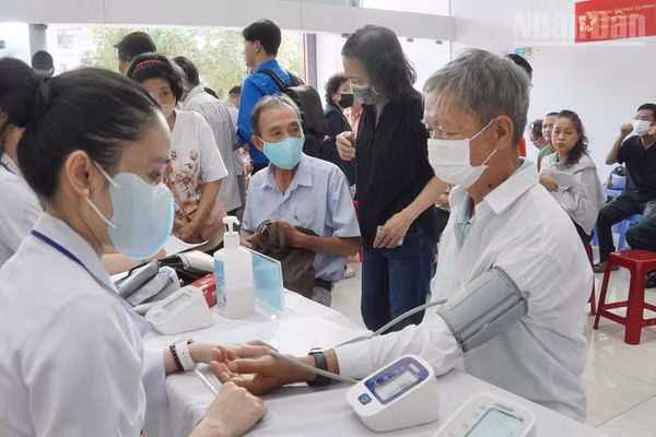 Đông đảo người cao tuổi đến các điểm tầm soát sức khỏe trong ngày 5/4. (Ảnh: KHANG ANH)