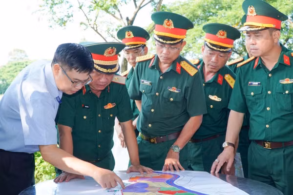 Đoàn khảo sát của Quân khu 7 tại hiện trường. (Ảnh: KIM TRƯỜNG)