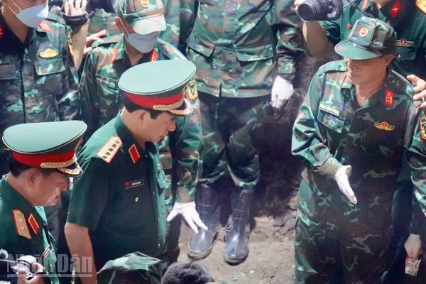 Đại tướng Phan Văn Giang, Ủy viên Bộ Chính trị, Phó Thủ tướng Chính phủ, Bộ trưởng Quốc phòng tại hiện trường khu vực quy tập liệt sĩ ở Công viên Lê Thị Riêng. 