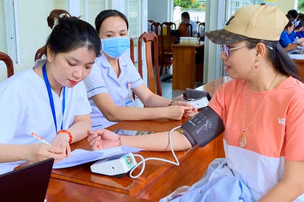 Người dân xã Long Hải đến địa điểm tổ chức khám sức khỏe.