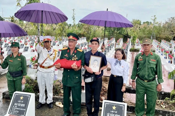 Gia đình đưa liệt sĩ Vũ Khắc Thụ về quê hương an táng.