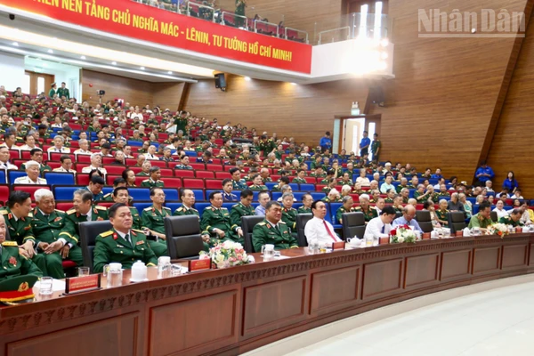 Quang cảnh buổi gặp mặt các cán bộ cao cấp quân đội. 