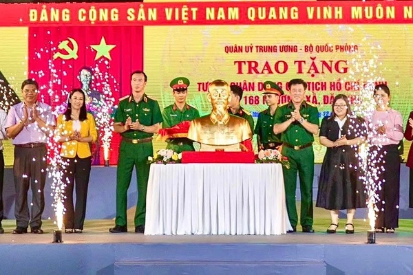 Quang cảnh trao bức tượng chân dung Chủ tịch Hồ Chí Minh cho các đơn vị, địa phương tại Thành phố Hồ Chí Minh.