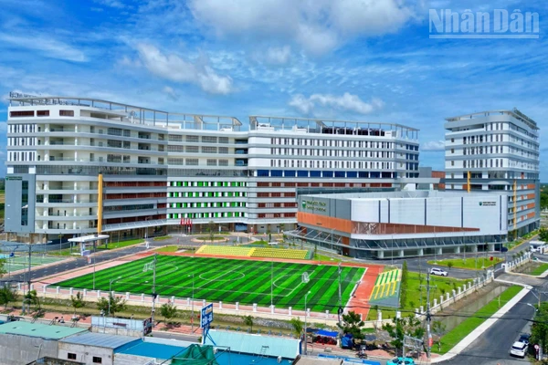 Cơ sở 2 của Trường đại học Y khoa Phạm Ngọc Thạch được đầu tư hiện đại nằm trong Cụm Y tế Tân Kiên. (Ảnh: THẾ ANH). 