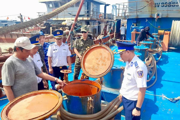 Lực lượng chức năng kiểm tra trên khoang tàu. (Ảnh: CTV)