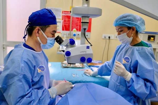Ê-kíp phẫu thuật ca chấn thương mắt nghiêm trọng. 
