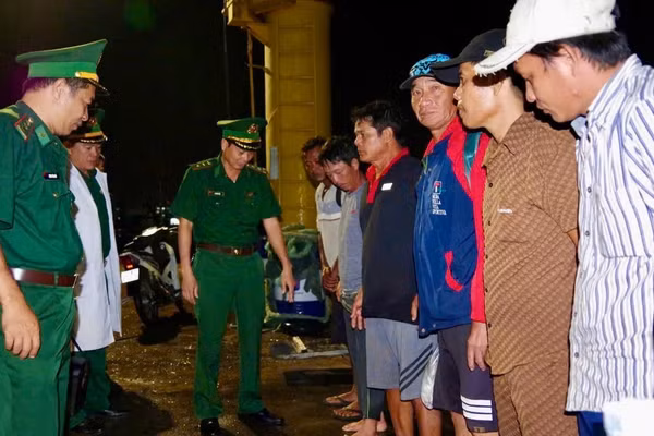 Các thuyền viên bị nạn được Bộ đội Biên phòng đưa vào bờ an toàn. (Ảnh: CTV)