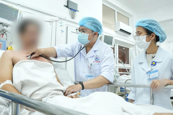 Bác sĩ Bệnh viện Thống Nhất thăm khám cho bệnh nhân T. sau cơn nguy kịch.