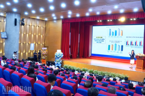 Diễn giả trình bày tham luận khoa học tại hội thảo. 