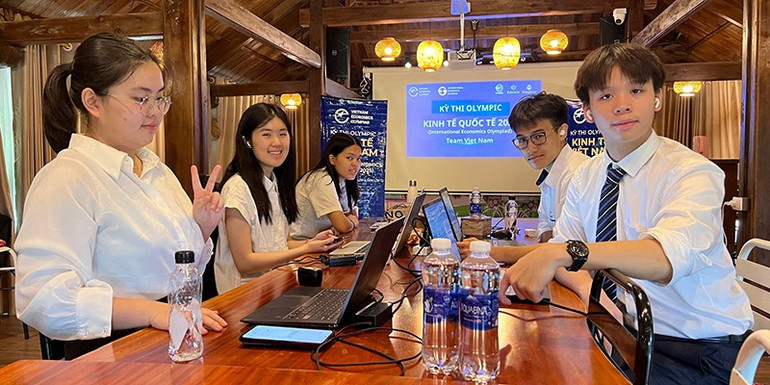 Đội tuyển Olympic Kinh tế quốc tế Việt Nam tự tin trước giờ thi IEO 2025. doi-tuyen-viet-nam-tu-tin-truoc-gio-phan-thi-trinh-bay-ieo-2025.jpg