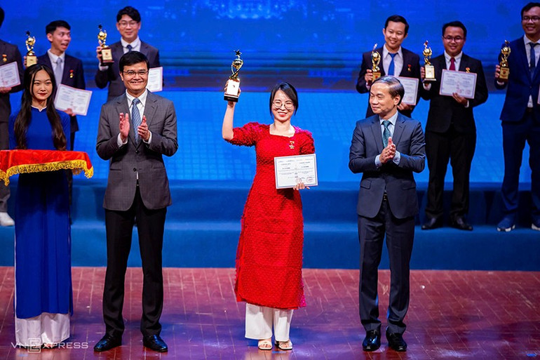 TS Lê Thị Phương được vinh danh tại giải thưởng Quả cầu Vàng 2022. Ảnh | TÙNG ĐINH 581320fd06af8ef1d7be.jpg