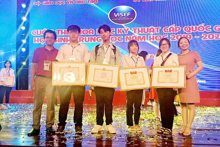 Thầy cô giáo và các em học sinh Trường THPT chuyên Lê Khiết đạt giải tại kỳ thi Khoa học kỹ thuật cấp Quốc gia dành cho học sinh trung học năm học 2019-2020. z6875949828755-bab53c3f976925597332672b612e913d.jpg