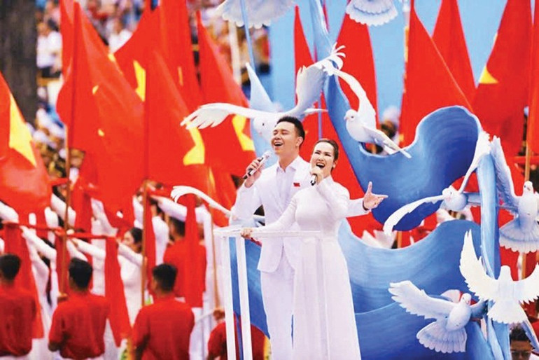 Ca sĩ Võ Hạ Trâm và Đông Hùng trình diễn ca khúc Viết tiếp câu chuyện hòa bình tại Lễ kỷ niệm 50 năm Ngày Giải phóng miền nam, thống nhất đất nước. ca-si-vo-ha-tram-va-dong-hung-trinh-dien-ca-khuc-viet-tiep-cau-chuyen-hoa-binh-tai-le-ky-niem-50-nam-giai-phong-mien-nam-thong-nhat-dat-nuoc.jpg
