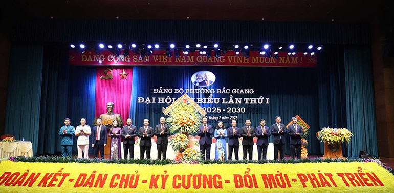 Các đồng chí lãnh đạo tỉnh, Ủy viên Ban Thường vụ Tỉnh ủy Bắc Ninh tặng hoa chúc mừng Đại hội Đảng bộ phường Bắc Giang, nhiệm kỳ 2025-2030. bac-giang.jpg