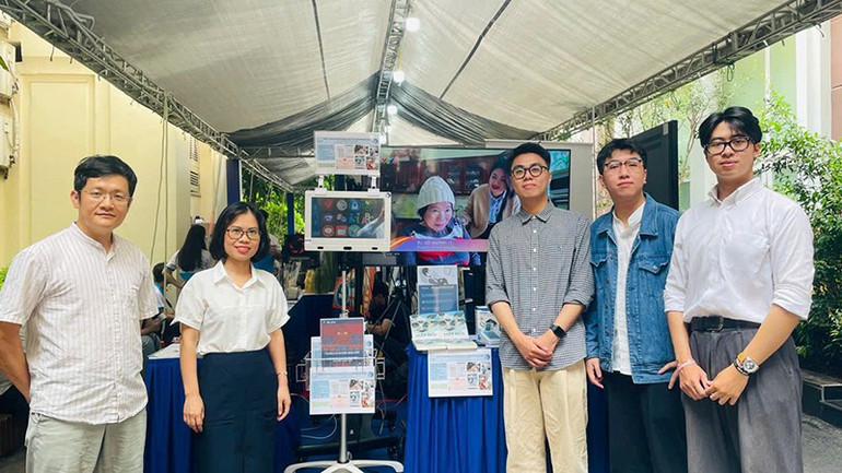 Phó Giáo sư, Tiến sĩ Lê Thanh Hà (ngoài cùng bên trái) cùng các cộng sự và sản phẩm công nghệ BLife hỗ trợ các bệnh nhân bị tổn thương chức năng vận động. bai-binh-nguyen-trang.jpg