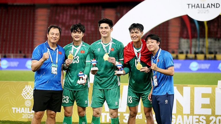 trung-kien-va-dong-doi-cung-tam-hcv-sea-games-33.jpg