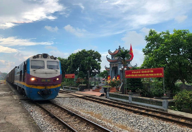 Hằng ngày, các đoàn tàu chạy ngang qua khu tưởng niệm Thanh niên xung phong ga Núi Gôi. a.jpg