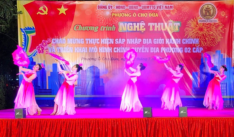 Phường Ô Chợ Dừa (mới), thành phố Hà Nội tổ chức Chương trình nghệ thuật chào mừng sáp nhập địa giới hành chính và triển khai mô hình chính quyền địa phương 2 cấp. Ảnh | Mạnh Trường nghe-thuat-1.jpg