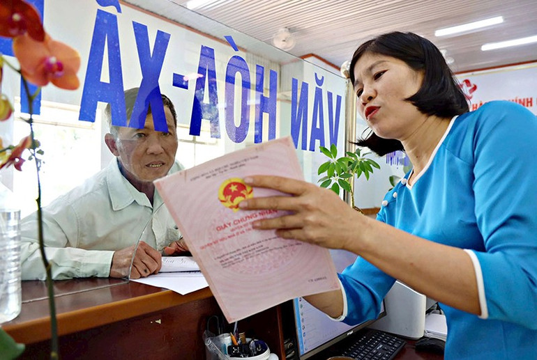 Công chức Trung tâm phục vụ hành chính công xã Tà Hine, Lâm Đồng hướng dẫn người dân thực hiện thủ tục thay đổi thông tin trên giấy chứng nhận quyền sử dụng đất. cong-chuc-trung-tam-phuc-vu-hanh-chinh-cong-xa-ta-hine-lam-dong-huong-dan-nguoi-dan-thuc-hien-thu-tuc-thay-doi-thong-tin-tren-giay-chung-nhan-quyen-su-dung-dat.jpg