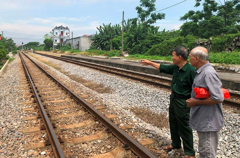 Hai cựu TNXP Phạm Văn Noãn và Phùng Văn Hoa kể lại lần cứu tàu, cứu hàng ngày 20/8/1966 tại sân ga Núi Gôi. c.jpg