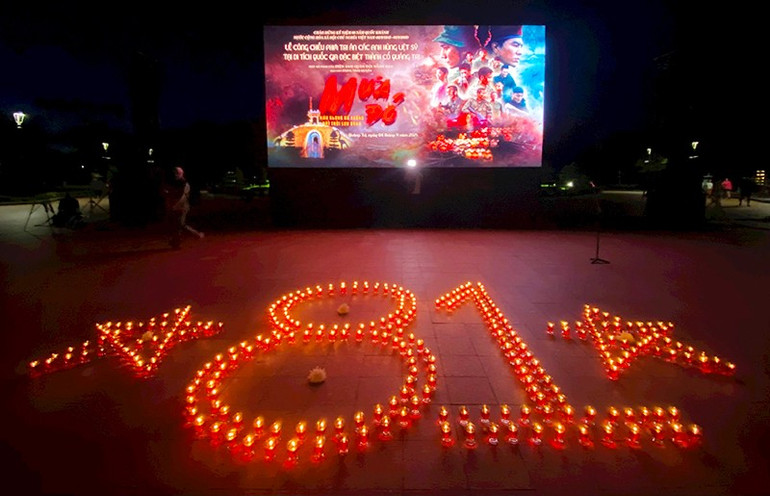 81 ngọn nến lung linh tạo thành con số 81 ngày đêm "máu xương đổ xuống, đất trời vình danh". Ảnh HUYỀN NGA 33.jpg