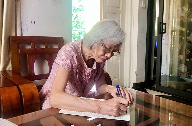 Bà Nguyễn Thanh Hương nắn nót từng nét chữ trong bài viết về bố. Ảnh | TCGĐVN z6694199895525-7d98ae843a0f31edc6c9269473a52598-1-1503-1338.jpg