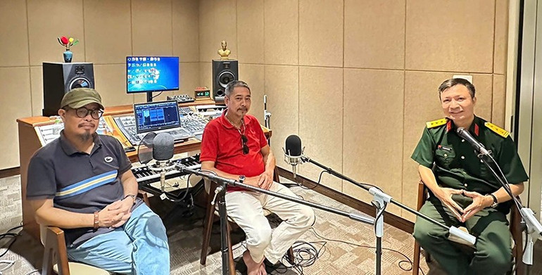 Nhà thơ Trần Nhật Minh (ngoài cùng bên trái) là khách mời chương trình ca nhạc của Phát thanh Quân đội. nha-tho-tran-nhat-minh-giao-luu.jpg