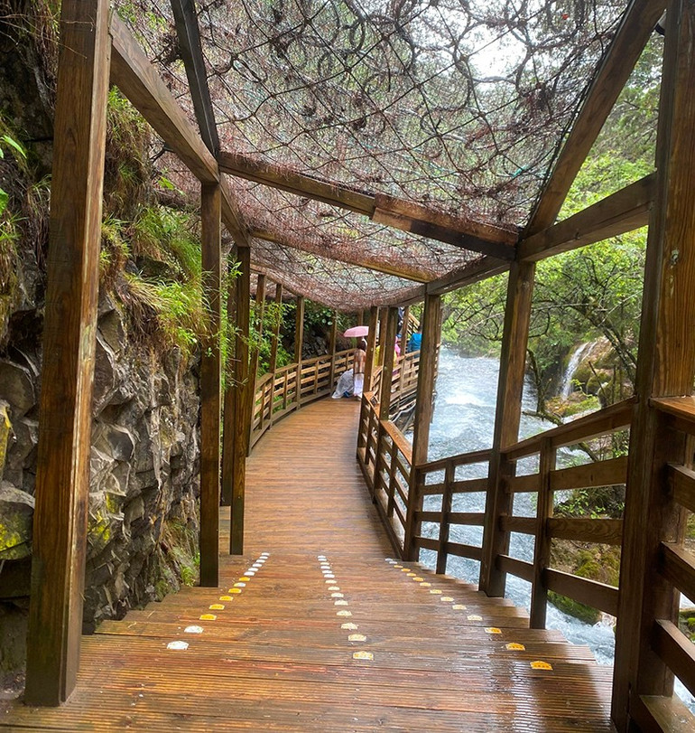 Du khách di chuyển trong Cửu Trại Câu bằng những hành lang lát gỗ đẹp và thân thiện với môi trường. 7.jpg