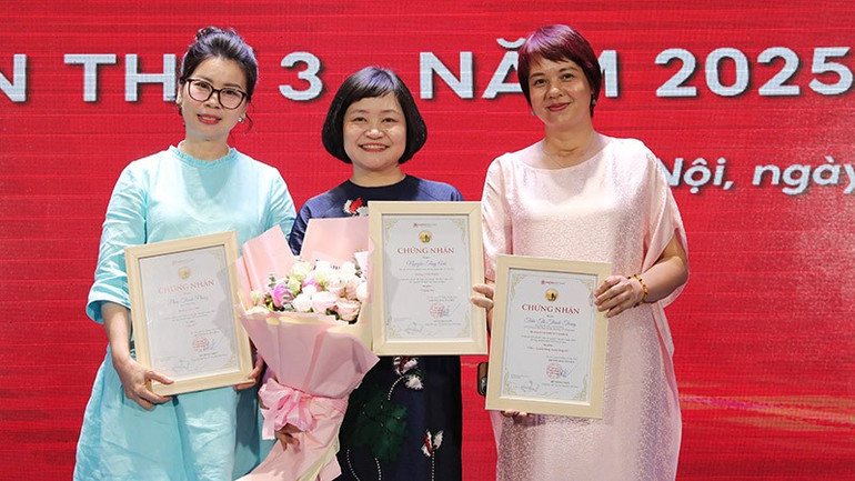 Tác giả đoạt giải Nhất: Nguyễn Thụy Anh (giữa); cùng hai tác giả đoạt giải Nhì: Phan Thanh Phong (bên trái) và Đặng Diễm Quỳnh (bên phải). Ảnh | KHIẾU MINH 152a5356.jpg