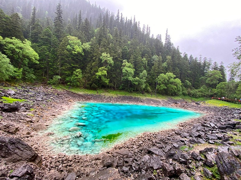 Hồ Ngũ sắc nhìn từ trên cao 21.jpg