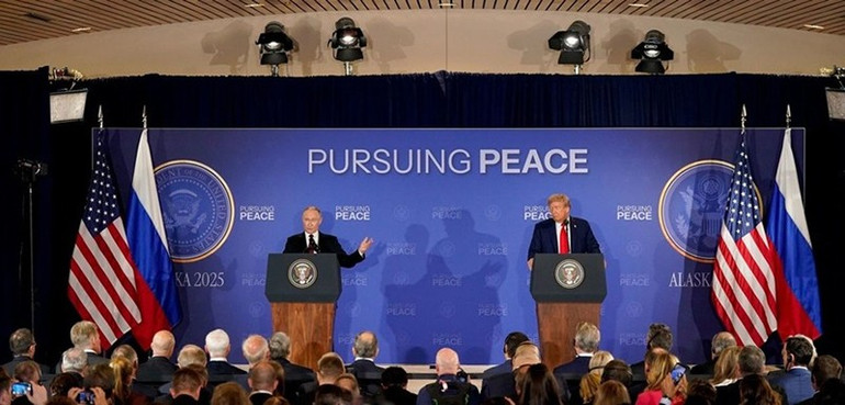 Tổng thống Mỹ Donald Trump và Tổng thống Nga Vladimir Putin họp báo sau cuộc hội đàm. ngamy.jpg