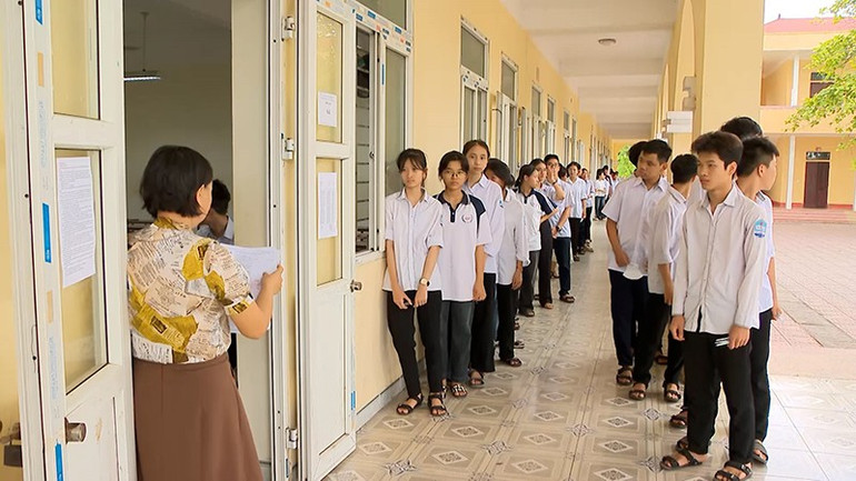 Thí sinh xếp hàng vào phòng thi. ps-gui-c-huyn00-00-58-04still001.jpg