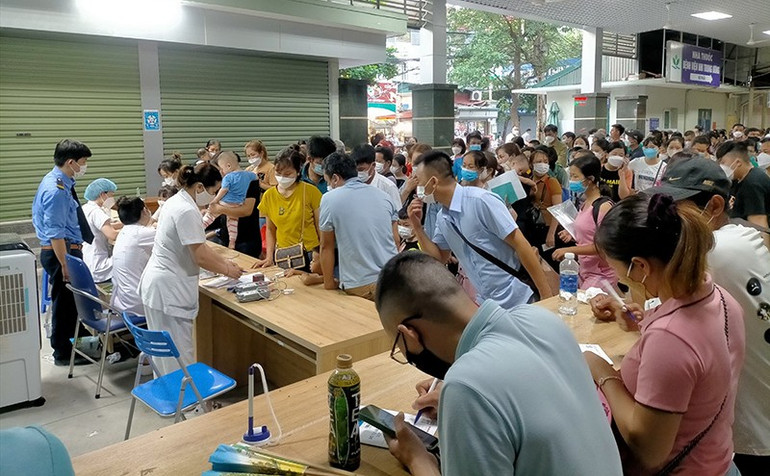 Xếp hàng khám bệnh tại Bệnh viện Nhi Trung ương. xep-hang-kham-tai-vien-nhi-trung-uong.png