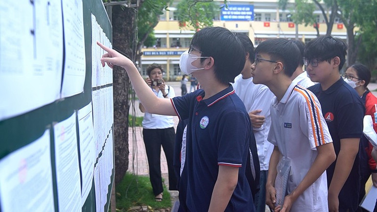 Thí sinh xem sơ đồ phòng thi trước giờ làm bài trong kỳ tuyển sinh vào lớp 10. chuan-bi-thi00-01-12-06still001-1.jpg