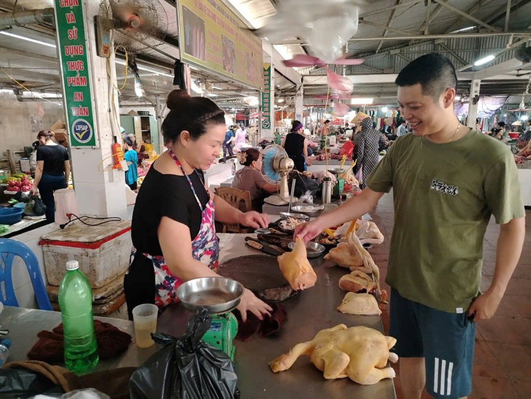 Chợ quê bày bán đủ loại hàng hóa, thực phẩm. 99a0f4537608fe56a719.jpg