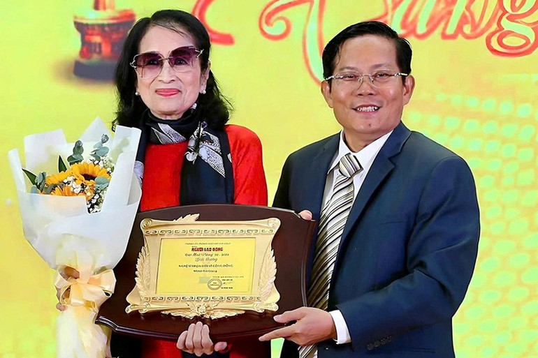 NSND Trà Giang nhận giải thưởng Mai Vàng. nsnd-tra-giang-nhan-giai-mai-vang.jpg