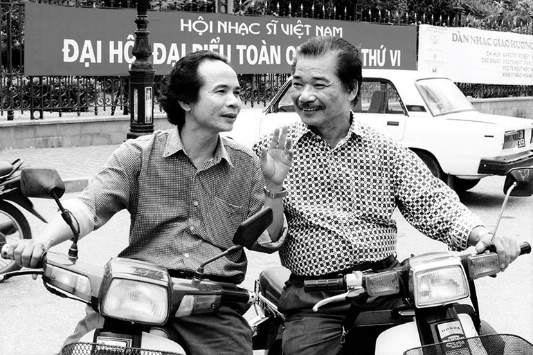 Nhà thơ, nhạc sĩ Nguyễn Trọng Tạo và ca sĩ Trần Hiếu. b856d98bbca00afe53b1.jpg