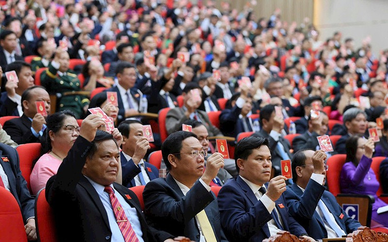 Các đại biểu biểu quyết thông qua Nghị quyết Đại hội đại biểu lần thứ I Đảng bộ tỉnh Quảng Ngãi, nhiệm kỳ 2025-2030. z7003167672454-016f8c0f783edb32ff0da1d1d1ae09c0.jpg