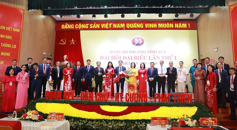 Ban Chấp hành Đảng bộ phường Vĩnh Tuy (Thành phố Hà Nội) khóa I, nhiệm kỳ 2025-2030 ra mắt Đại hội. z7010505728332-b17fdd230a5992fd77d7af67beac1001.jpg