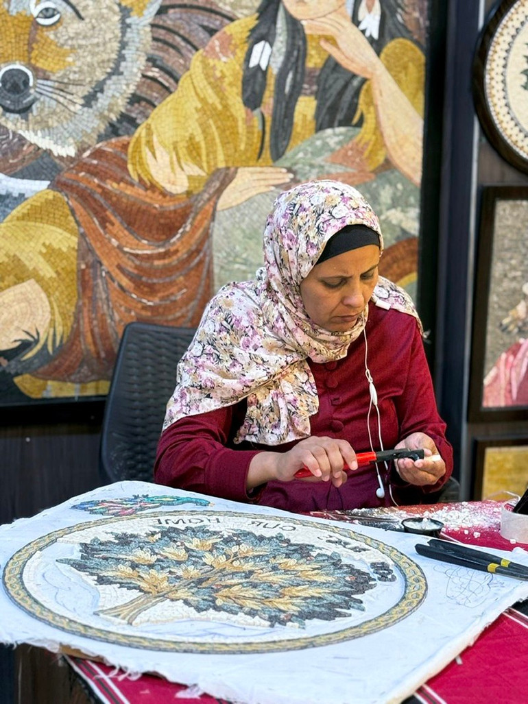 Làm tranh mosaic ở Madaba. z6701824507913-da7287eb80057f8fdb8a8b4cf0fdf690.jpg