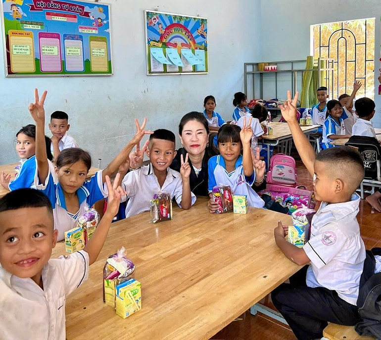 Chị Thu Hương trong một chuyến phát quà trung thu cho học sinh ở điểm trường xã Sơn Trà, huyện Trà Bồng, tỉnh Quảng Ngãi. 6411492e54b8e6e6bfa9.jpg