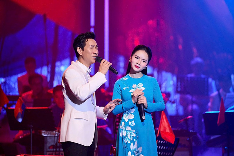 Ca sĩ Thành Lê song ca cùng ca sĩ Lê Anh Dũng. gen-h-ca-si-thanh-le-song-ca-cung-ca-si-le-anh-dung.jpg