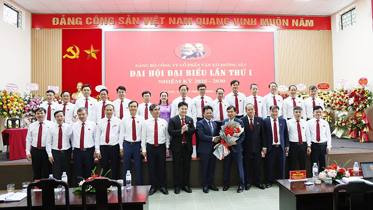 Ban Chấp hành Đảng bộ Công ty cổ phần Vận tải đường sắt nhiệm kỳ 2025-2030 ra mắt Đại hội đại biểu lần thứ I. 3t0a4220.jpg