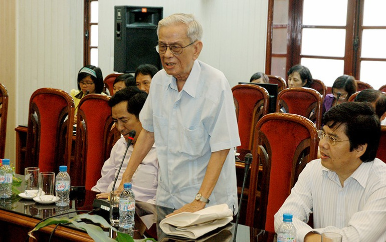 Nhà báo Hữu Thọ tại lễ sơ kết chín tháng ra báo Thời Nay. Ảnh | Hải Nam bac-huu-tho-tai-le-so-ket-chin-thang-ra-bao-thoi-nay-anh-hai-nam.jpg