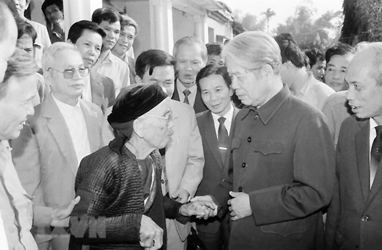 Tổng Bí thư Đỗ Mười nói chuyện thân mật với nhân dân xã Lê Lợi, huyện Thường Tín (Hà Tây cũ), ngày 1/11/1992. Nguồn | TTXVN z6721078289938-75170f03c6f8996bcafbb1f0bab26f13.jpg