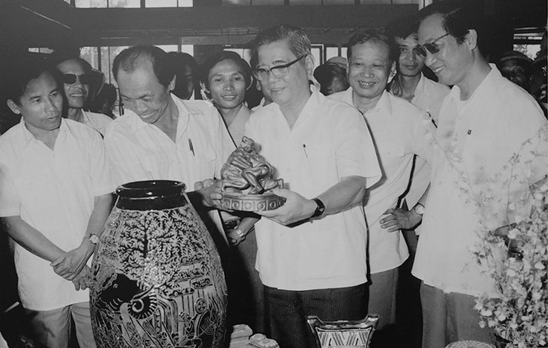 Tổng Bí thư Nguyễn Văn Linh xem triển lãm thủ công mỹ nghệ toàn quốc lần thứ 2, năm 1987 tại Triển lãm Giảng Võ. Nguồn | TTXVN nvl.jpg