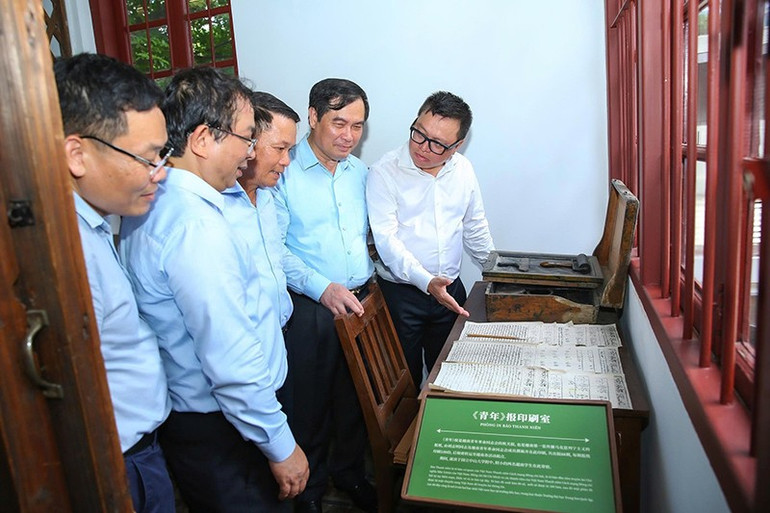 Đồng chí Lê Quốc Minh và đoàn cán bộ Hội Nhà báo Việt Nam thăm “Phòng in Báo Thanh Niên” tại Di tích Trụ sở Hội Việt Nam Cách mạng Thanh niên. tham-phong-in.jpg