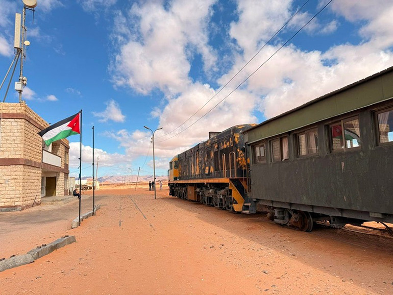 Dấu tích đường xe lửa Hejaz ở sa mạc Wadi Rum. z6701817076077-d61c2b0572865394167649d5afc29939.jpg